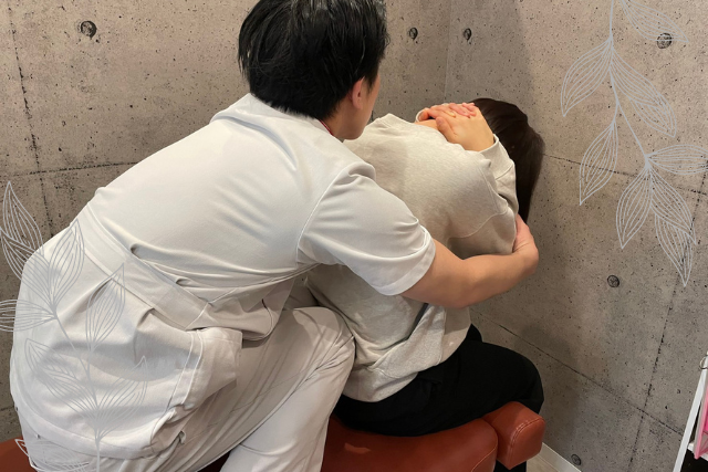 反り腰の原因としては・運動不足による筋力の低下・立っているときの姿勢が悪い ・座っているときの姿勢が悪い・体重が増加したなどが考えられます。反り腰により ・慢性的な腰痛・ぽっこりお腹・むくみやすくなる・肩こり・首こりの痛みを引き起こしやすくなると言われています。