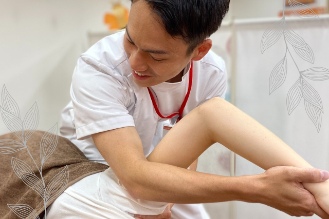 腰痛や何度も定期的に繰り返して起こるぎっくり腰、ヘルニア、坐骨神経痛、各関節の痛みなどが骨盤や骨格のゆがみが原因である事が多くあります。 お身体の土台となる骨盤のゆがみは専門の特殊なブロックを使い、患者様の体重を利用して行うので痛みや衝撃は一切なく、お子様からご高齢の方でも安心して受けて頂ける、ソフトな矯正方法です。