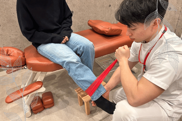 骨折や捻挫などのケガなどをされてから、適切にリハビリを行わないと体の関節が固まり、動かしづらくなってしまうこともあるので、リハビリ・身体の機能回復を行う事はとても大切です。