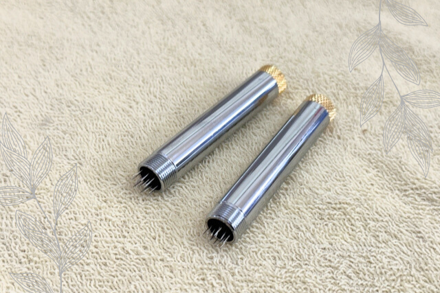 小児はりとは 乳幼児から始められる鍼灸治療で、江戸時代から続けられている治療のひとつです。 はりといっても、子供の身体にはりを刺すことはありません! 「小児はり」という特殊な鍼を使用し、皮膚上にあるツボをなでるなどの刺激をあたえていき、体調を整えていく治療です。