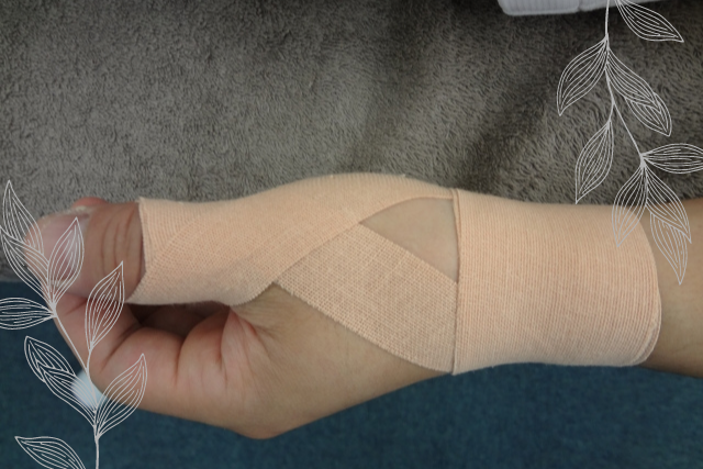 突き指をした、指を曲げ伸ばしすると痛みや不安感がある 運動中（バスケットボール、バレーボール、ラグビー、ゴールキーパーなど）に突発的な突き指をして指が痛む。そんな悩みを解消するのにテーピングは効果的です。