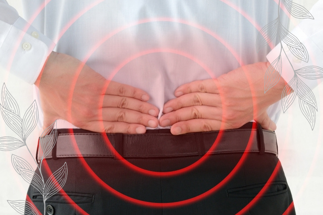 姿勢の悪さからくる腰の痛み、そのうち良くらるだろうとほっておくと重いものを持ち上げた際やくしゃみをした際にとても辛いギックリ腰を引き起こす可能性があります。